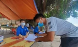 Một lái xe khai báo y tế tại chốt kiểm dịch tại huyện Yên Dũng. Ảnh: Sỹ Lực