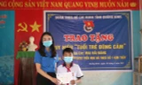 Thừa uỷ quyền của BCH Trung ương Đoàn TNCS Hồ Chí Minh, đại diện Tỉnh đoàn Quảng Bình trao huy hiệu "Tuổi trẻ dũng cảm" cho học sinh Mai Hải Đăng.