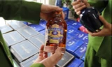 Thu giữ gần 1000 chai rượu ngoại lậu ngụy trang trong vỏ hộp trái cây