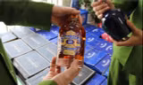 Thu giữ gần 1000 chai rượu ngoại lậu ngụy trang trong vỏ hộp trái cây