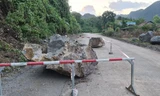 Lở núi đá trên đường Hồ Chí Minh nhánh Tây, uy hiếp nhà dân và người đi đường 