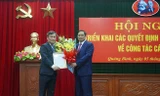 Trưởng Ban Tổ chức TƯ trao quyết định và tặng hoa tân Bí thư Tỉnh ủy Quảng Bình Vũ Đại Thắng