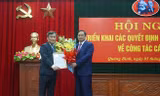 Trưởng Ban Tổ chức TƯ trao quyết định và tặng hoa tân Bí thư Tỉnh ủy Quảng Bình Vũ Đại Thắng