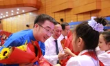Anh Lâm được tặng hoa
