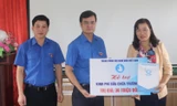 TƯ Đoàn thăm, tặng quà học sinh, sinh viên và người dân vùng lũ