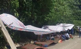 Ông Trần Công Thuật - Chủ tịch UBND tỉnh Quảng Bình (áo xanh bên phải) đang chỉ đạo tại hiện trường.