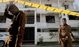 Lực lượng an ninh Sri Lanka canh gác bên ngoài nhà một nghi phạm của vụ đánh bom dịp lễ Phục sinh (Ảnh: Reuters)