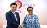 Phó Thủ tướng Phạm Bình Minh và Ngoại trưởng Indonesia Retno Masurdi tại cuộc gặp. (Ảnh: BNG)