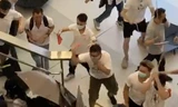 Đám người mặc áo trắng tấn công người dân Hong Kong ở ga tàu điện ngầm lúc đêm muộn. (Ảnh chụp từ clip)