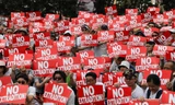 Người biểu tình Hong Kong giơ biểu ngữ phản đối dự luật dẫn độ. (Ảnh: SCMP)