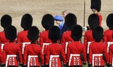 Nữ hoàng Anh Elizabeth II và Tổng thống Mỹ Donald Trump duyệt đội danh dự tại lâu đài Windsor vào tháng 7/2018. (Ảnh: AP)