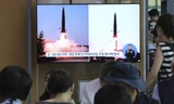 Người dân Seoul, Hàn Quốc, theo dõi tin Triều Tiên phóng 2 tên lửa vào sáng 25/7. (Ảnh: AP)