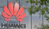 Trước văn phòng của Huawei ở Anh. (Ảnh: Reuters)
