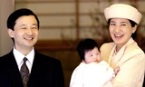 Nhà Vua Nhật Naruhito và Hoàng hậu Masako cùng con gái trong bức ảnh chụp năm 2002. (Ảnh: Getty Images)