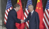 Đại diện Thương mại Mỹ Robert Lighthizer và Phó Thủ tướng Trung Quốc Lưu Hạc trước vòng đối thoại ở Thượng Hải. (Ảnh: EPA)