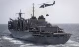 Một chiếc trực thăng MH-60S Sea Hawk vận chuyển hàng từ tàu sân bay USS Abraham Lincoln trên biển Ả-rập. (Ảnh do Hải quân Mỹ cung cấp)