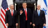 Thủ tướng Israel Netanyahu (bìa trái) đứng cạnh Tổng thống Mỹ Donald Trump và Phó Tổng thống Mỹ Mike Pence. (Ảnh: Reuters)