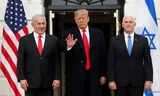 Thủ tướng Israel Netanyahu (bìa trái) đứng cạnh Tổng thống Mỹ Donald Trump và Phó Tổng thống Mỹ Mike Pence. (Ảnh: Reuters)