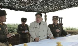 Ông Kim Jong Un đi kiểm tra đơn vị trên đảo Changrin. (Ảnh: KCNA)