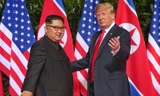 Tổng thống Mỹ Donald Trump và Chủ tịch Triều Tiên Kim Jong-un trong dịp gặp ở Singapore. (Ảnh: Getty Images)