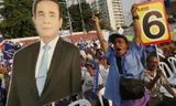 Những người ủng hộ đảng Palang Pracharat giương ảnh chân dung ông Prayuth Chan-ocha. (Ảnh: AP)