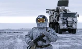 Một lính Nga đứng gác gần hệ thống phòng không Pansyr-S1 hôm 3/4. (Ảnh: AP)