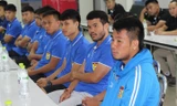  Cầu thủ Lào trong buổi gặp Chủ tịch Liên đoàn bóng đá Lào Viphet Sihachak hôm qua 5/11. Ảnh: LFF