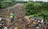 Mọi người tìm kiếm nạn nhân sau vụ lở đất ở Rosas, khu Valle del Cauca, phía Tây Nam Colombia vào ngày 21/4