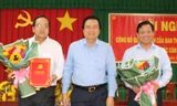 Đồng chí Phạm Văn Rạnh trao quyết định và chúc mừng các đồng chí Phạm Tấn Hòa, Nguyễn Minh Lâm