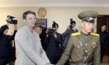 Công dân Mỹ Otto Warmbier bị dẫn giải ra tòa án ở Triều Tiên. (Nguồn: KCNA/EPA)