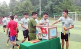 Cầu thủ các đội quyên góp tiền giúp đỡ người nghèo và học sinh gặp hoàn cảnh khó khăn. Ảnh: Công Khang