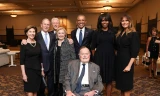 Ông Bush chụp ảnh cùng vợ chồng cựu Tổng thống Obama, cựu Tổng thống Bill Clinton, Đệ nhất phu nhân Melania Trump cùng con trai và con dâu tại lễ tang của vợ ông hồi tháng 4. (Ảnh: Office of George H.W. Bush)
