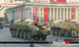Tên lửa đạn đạo của Triều Tiên trong một buổi diễu binh quân sự. Ảnh: NHK