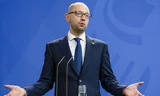 Cựu Thủ tướng Arseniy Yatseniuk mong muốn NATO cung cấp vũ khí cho Ukraine. Ảnh: AFP 