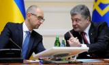 Tổng thống Petro Poroshenko (trái) đã quyết định cách chức Thủ tướng Arseny Yatsenyuk. Ảnh: DW