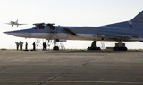 Máy bay ném bom Tu-22M3 của Nga tại căn cứ Hamadan. Ảnh: AP