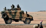 Xe bọc thép của quân đội Thổ Nhĩ Kỳ tuần tra tại thị trấn Suruc gần Kobane, biên giới Thổ Nhĩ Kỳ-Syria. (Nguồn: AFP/TTXVN)