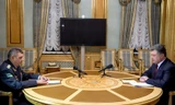 Cục trưởng Cục Biên phòng Ukraine Victor Nazarenko (trái) tại một buổi làm việc với Tổng thống Petro Poroshenko. Ảnh: RIA Novosti