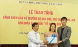 Bộ trưởng Nguyễn Ngọc Thiện trao quà cu Bon cho "bố mẹ" Bảo Thanh-Quốc Trường nhận hộ