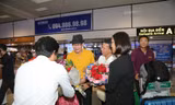 Khán giả đặc biệt đón Tuấn Vũ tại sân bay