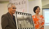 Nhiếp ảnh gia Nick Út trao "Em bé Napalm" cho bà Nguyễn Thị Bích Vân, Giám đốc bảo tàng Phụ nữ Việt Nam. Ảnh: Toan Toan
