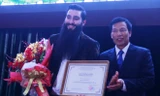 Bộ trưởng VHTTDL Nguyễn Ngọc Thiện trao quyết định bổ nhiệm cho đạo diễn Jordan Vogt-Roberts