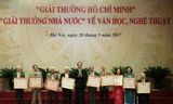 Chủ tịch nước Trần Đại Quang trao Giải thưởng Hồ Chí Minh cho các tác giả. Ảnh: Hồng Vĩnh