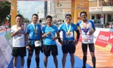 Anh Lê Văn Dương (giữa) tham dự Tiền Phong Marathon 2019 ở Vũng Tàu. 