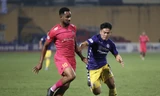 Hà Nội (áo tím) duy trì hy vọng bảo vệ ngôi vô địch. 
