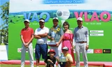 Quang Trí (trái) và Đặng Minh (giữa) là những golfer đầy triển vọng
