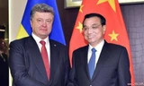 Thủ tướng Trung Quốc Lý Khắc Cường (phải) và Tổng thống Ukraine Petro Poroshenko tại Diễn đàn kinh tế thế giới (WEF) ở Davos, Thụy Sĩ hôm 21/1. Ảnh: gov.cn