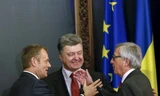 Chủ tịch Hội đồng châu Âu Donald Tusk (trái), Chủ tịch Ủy ban châu Âu Jean-Claude Juncker (phải) và Tổng thống Ukraine Petro Poroshenko trong cuộc họp báo sau hội nghị tại Kiev. Ảnh: REUTERS
