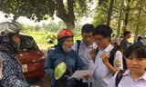Học sinh tại điểm thi THCS Ngũ Hiệp, Thanh Trì sau khi thi môn Ngữ Văn. 