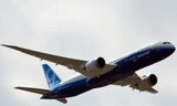 Máy bay Boeing 787-9 bay trình diễn tại triển lãm. (Nguồn: AFP-TTXVN) 